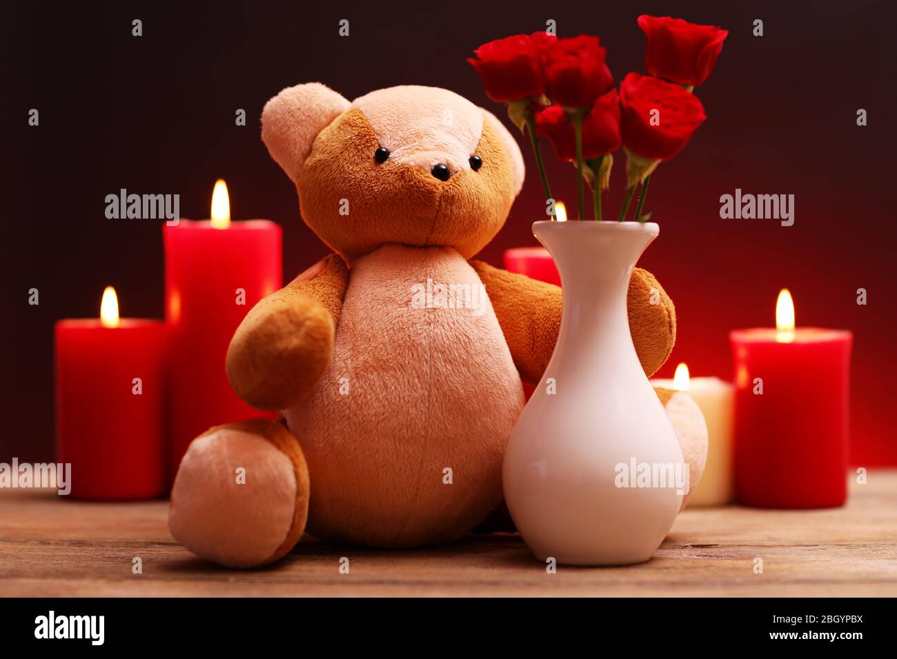 Regalo romantico con candele, il concetto di amore Foto Stock