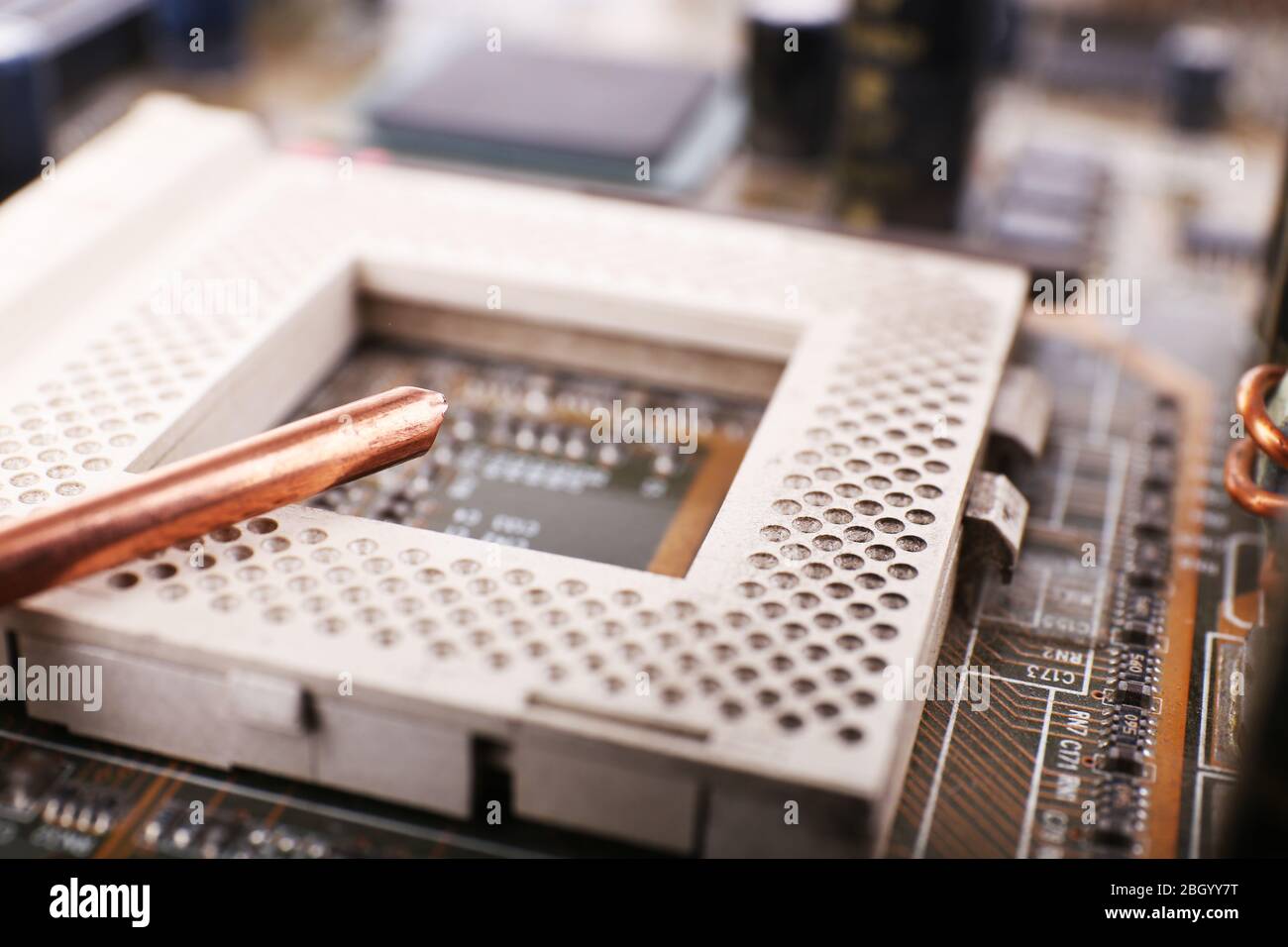 Riparazione della scheda madre del computer, visualizzazione macro Foto Stock