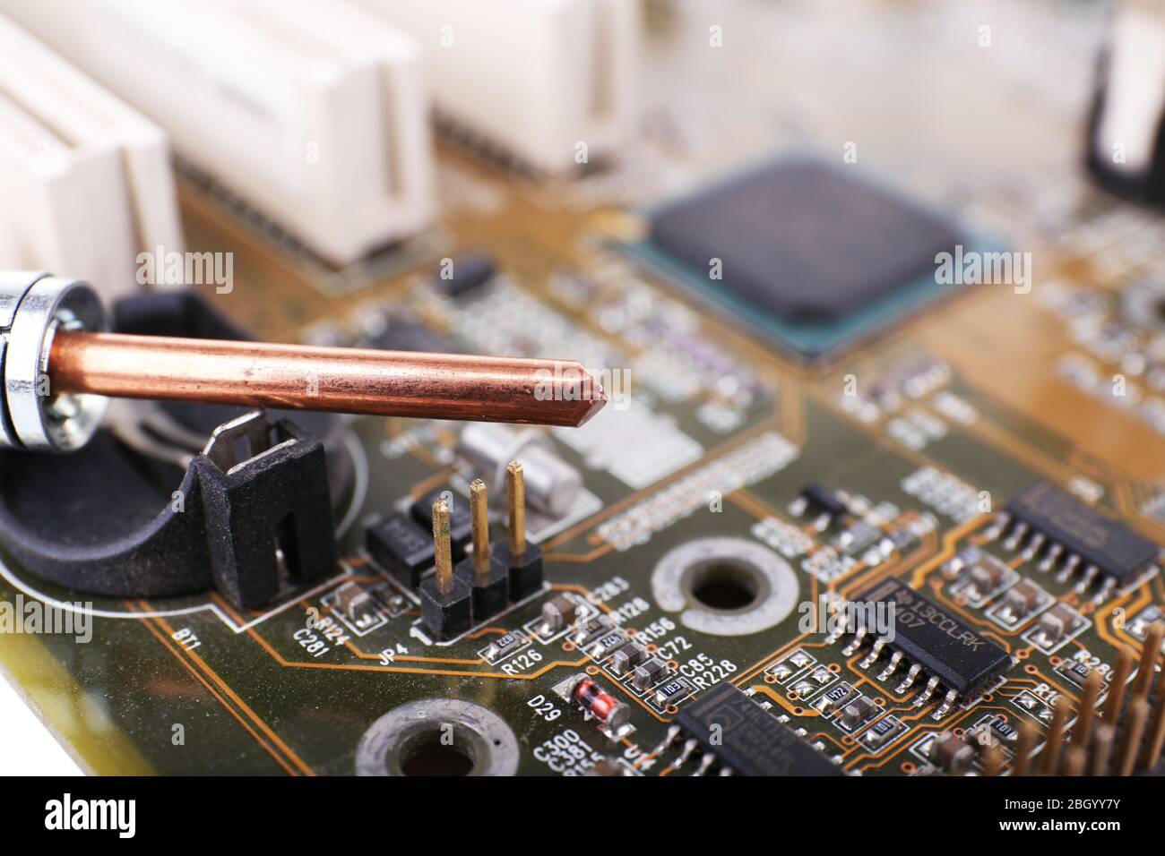 Riparazione della scheda madre del computer, visualizzazione macro Foto Stock