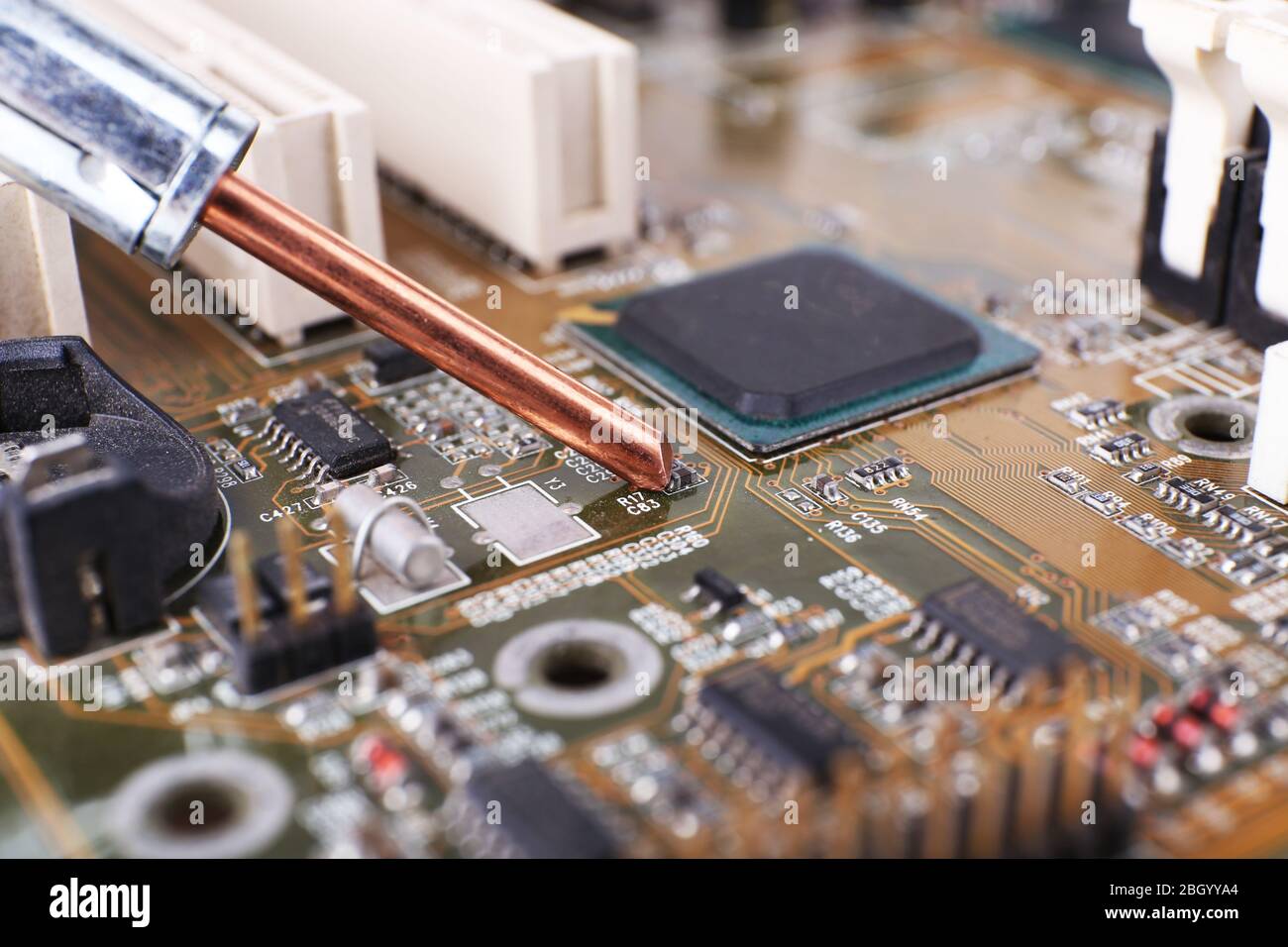 Riparazione della scheda madre del computer, visualizzazione macro Foto Stock