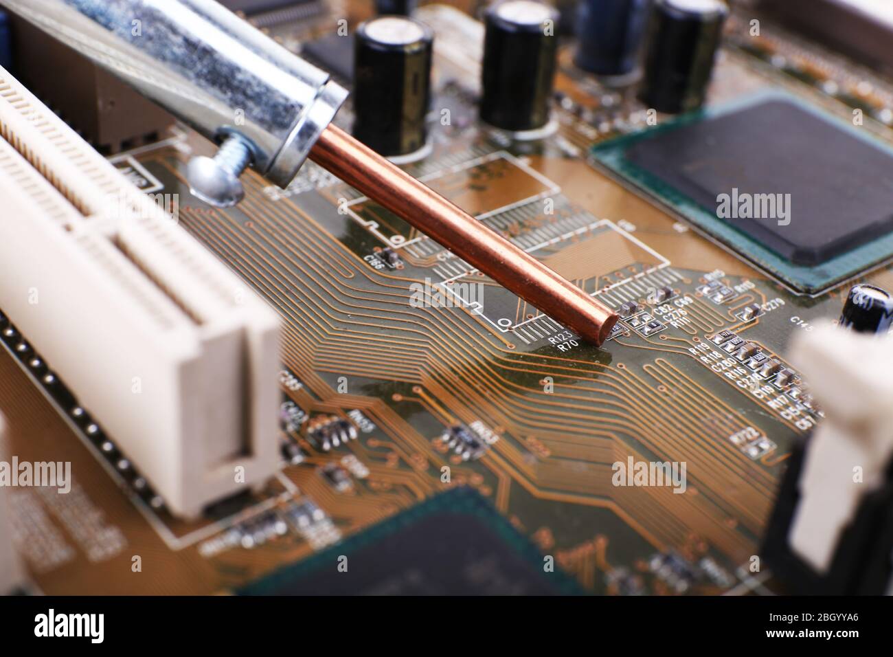 Riparazione della scheda madre del computer, visualizzazione macro Foto Stock