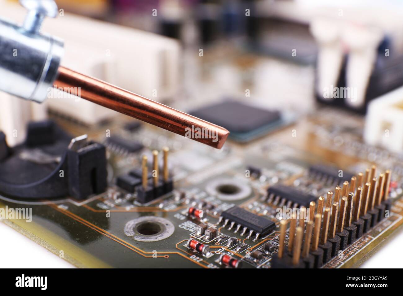 Riparazione della scheda madre su sfondo bianco Foto Stock