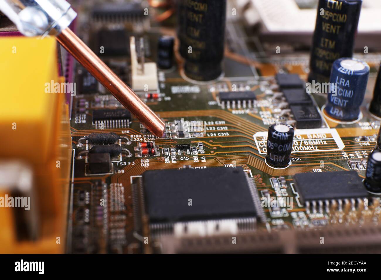 Riparazione della scheda madre del computer, visualizzazione macro Foto Stock