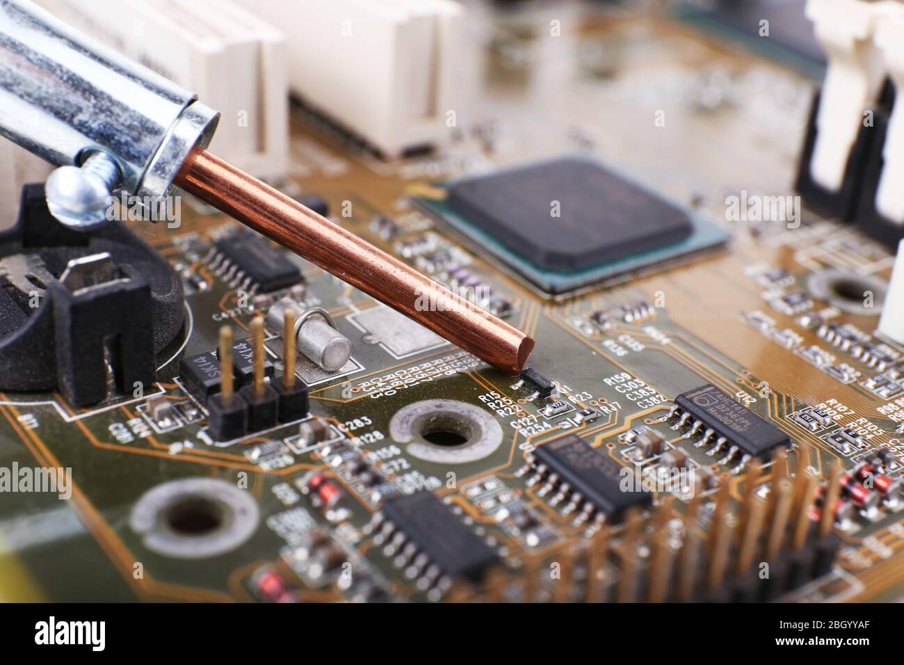 Riparazione della scheda madre del computer, visualizzazione macro Foto Stock