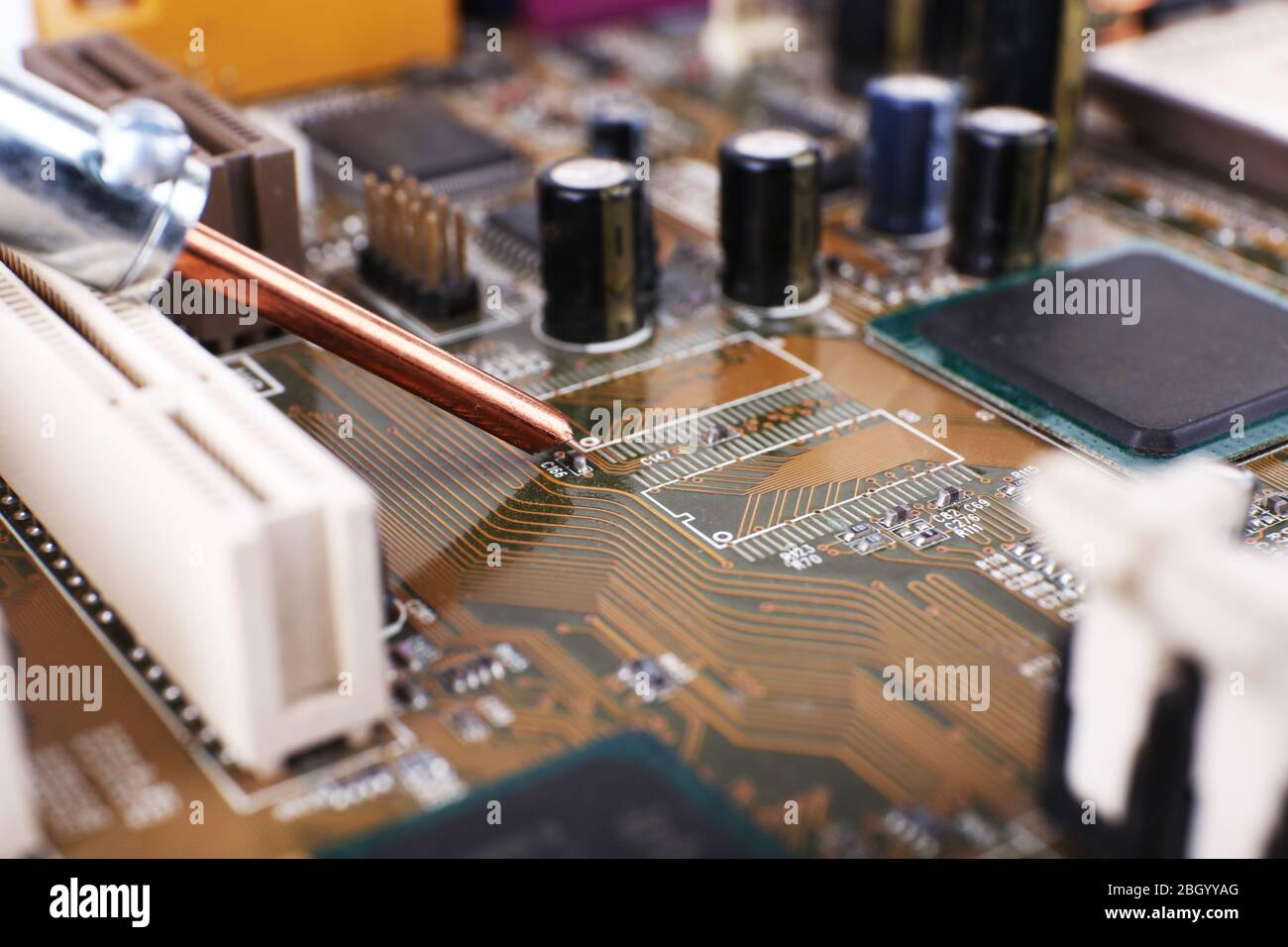 Riparazione della scheda madre del computer, visualizzazione macro Foto Stock