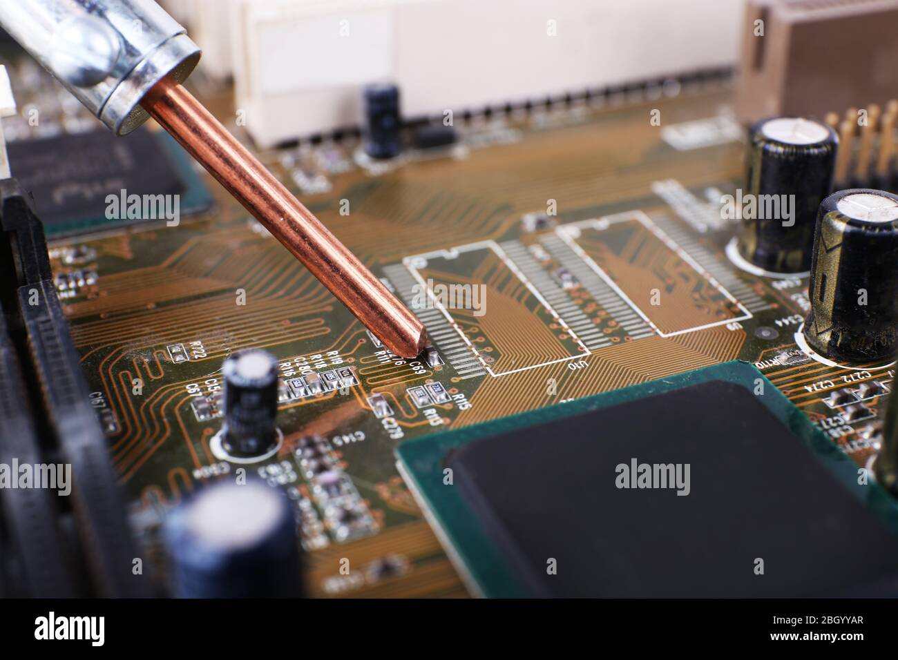 Riparazione della scheda madre del computer, visualizzazione macro Foto Stock