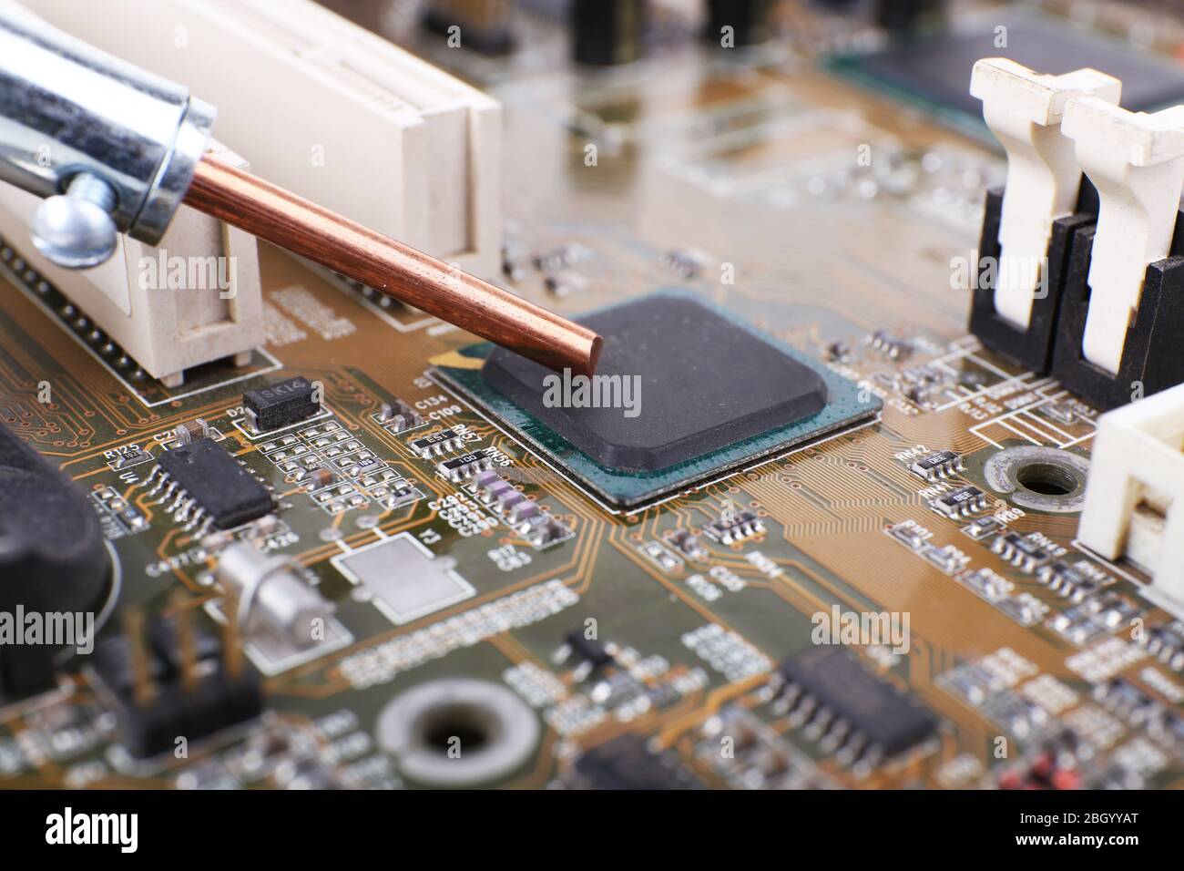 Riparazione della scheda madre del computer, visualizzazione macro Foto Stock