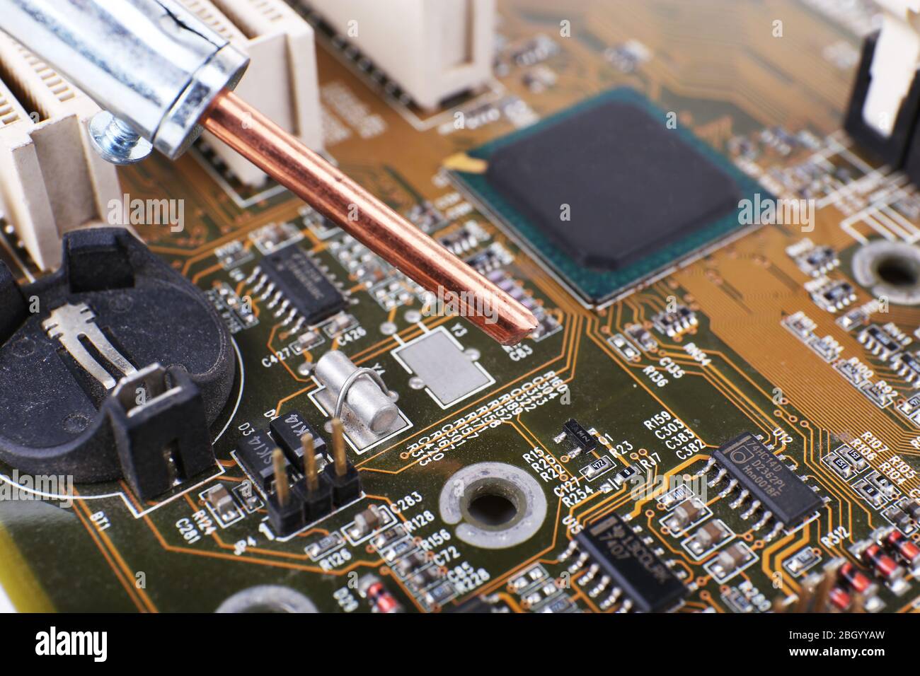 Riparazione della scheda madre del computer, visualizzazione macro Foto Stock