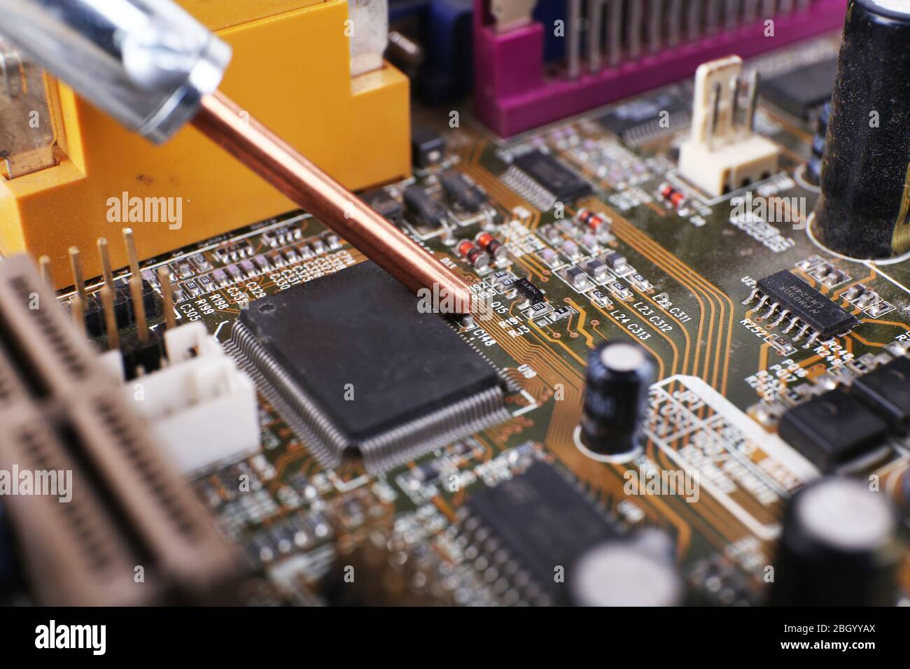 Riparazione della scheda madre del computer, visualizzazione macro Foto Stock