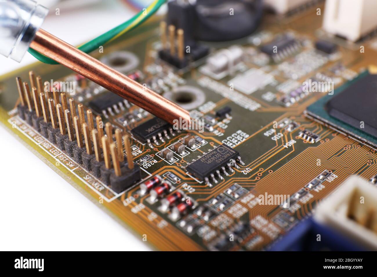 Riparazione della scheda madre su sfondo bianco Foto Stock