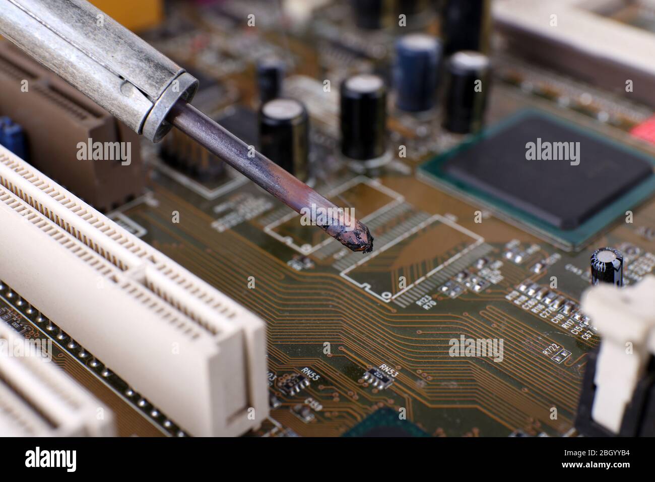 Riparazione della scheda madre, vista macro Foto Stock