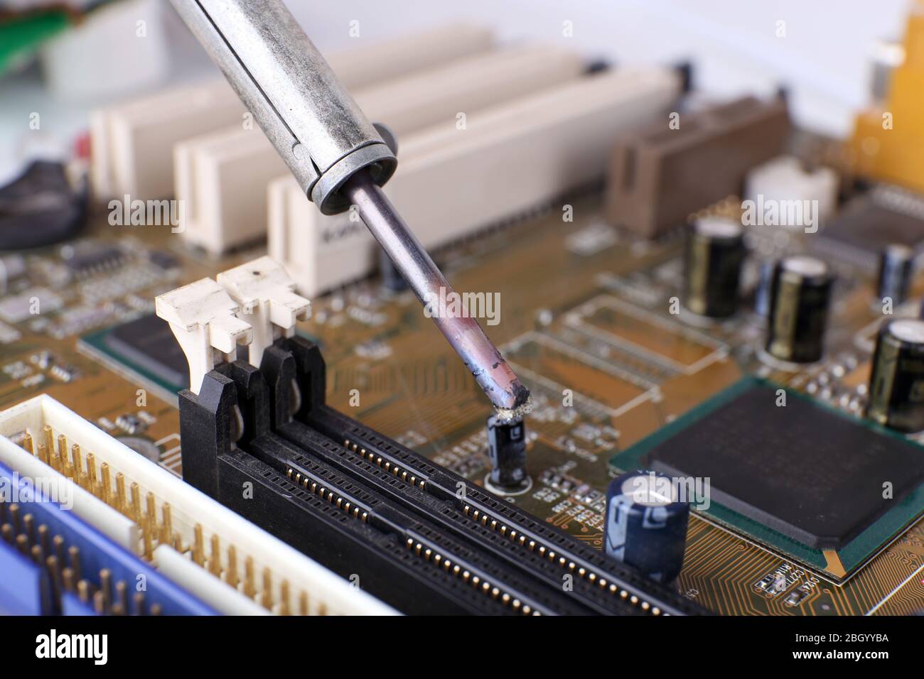 Riparazione della scheda madre, vista macro Foto Stock