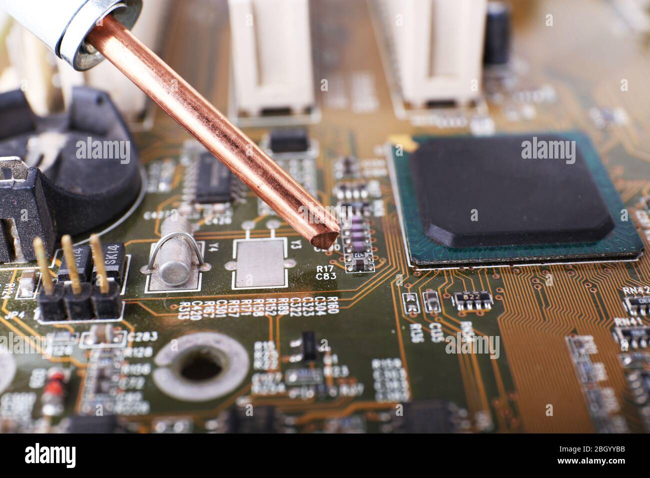 Riparazione della scheda madre del computer, visualizzazione macro Foto Stock