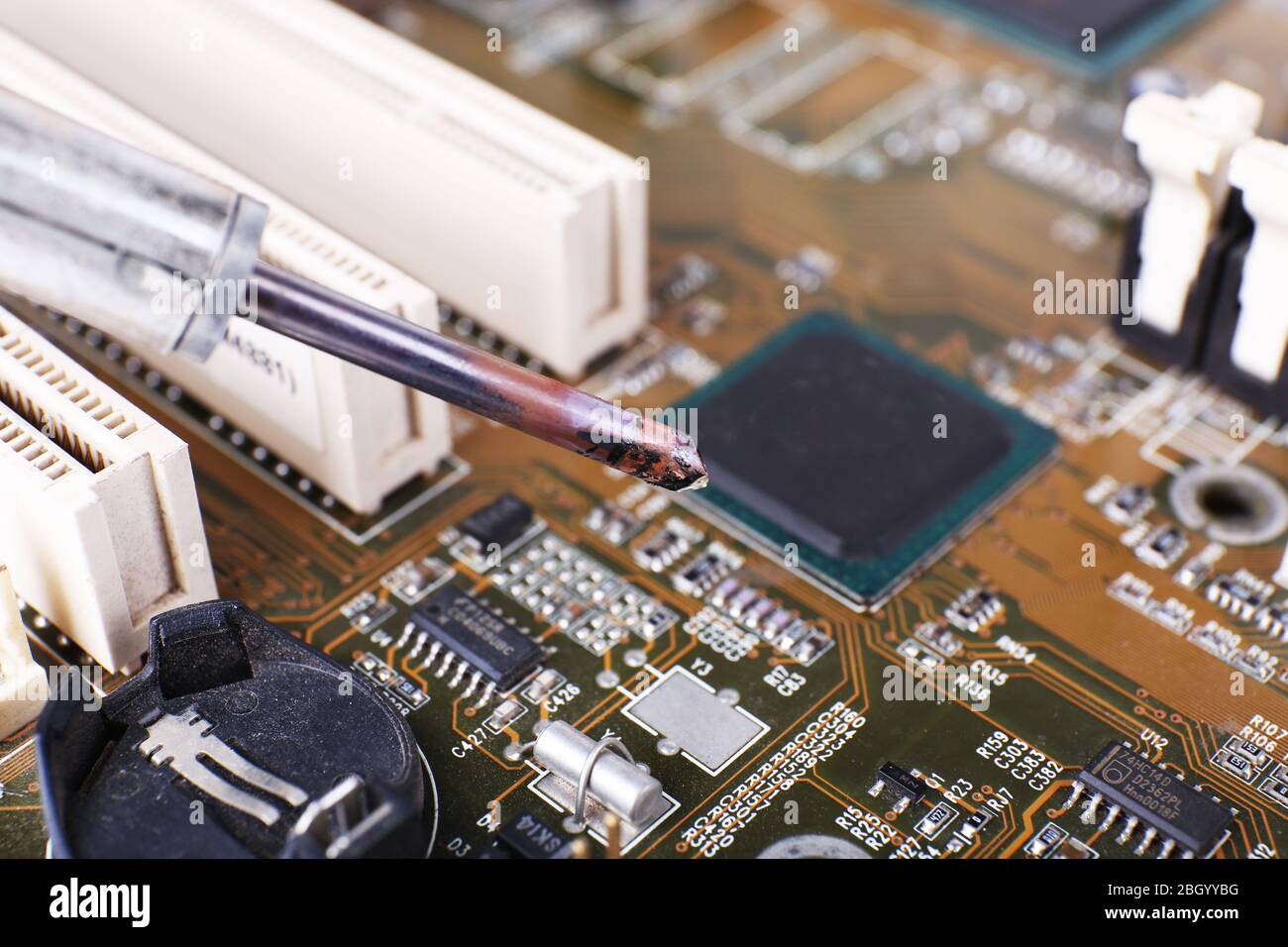 Riparazione della scheda madre, vista macro Foto Stock