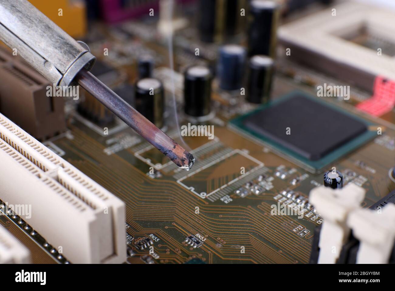 Riparazione della scheda madre, vista macro Foto Stock