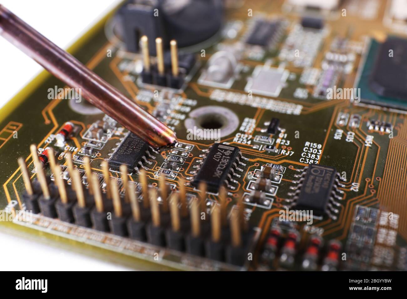 Riparazione della scheda madre su sfondo bianco Foto Stock