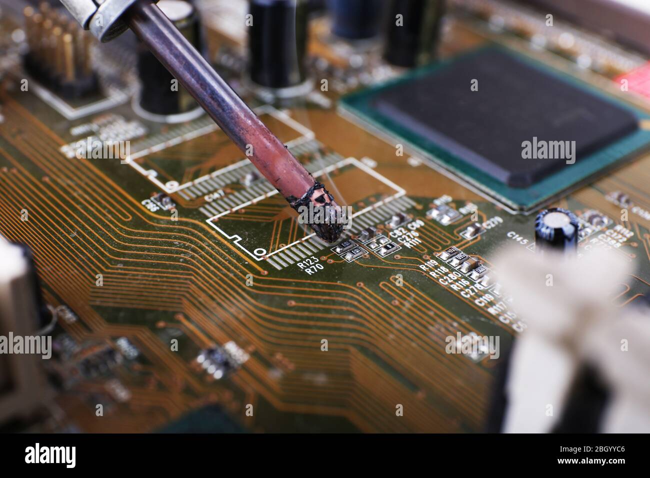 Riparazione della scheda madre, vista macro Foto Stock