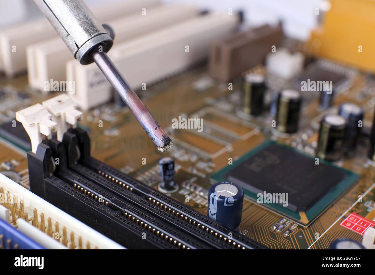 Riparazione della scheda madre, vista macro Foto Stock