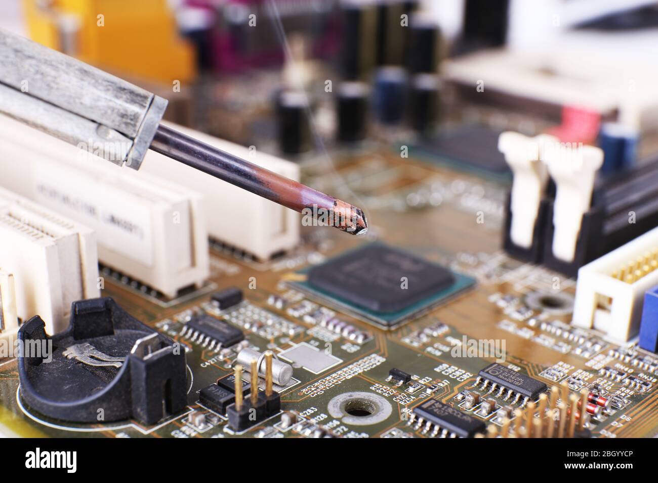 Riparazione della scheda madre, vista macro Foto Stock