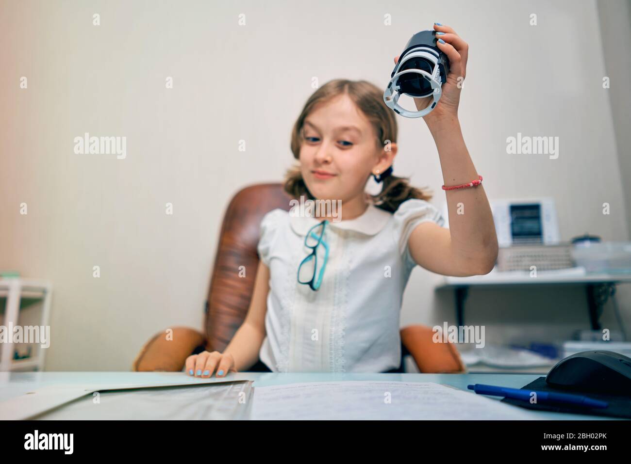 la bambina mette un timbro sui documenti Foto Stock