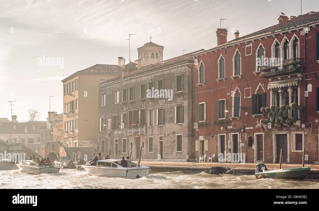 11/20/2017- Venezia, Italia. I turisti vengono in motoscafo presto al mattino. Foto Stock