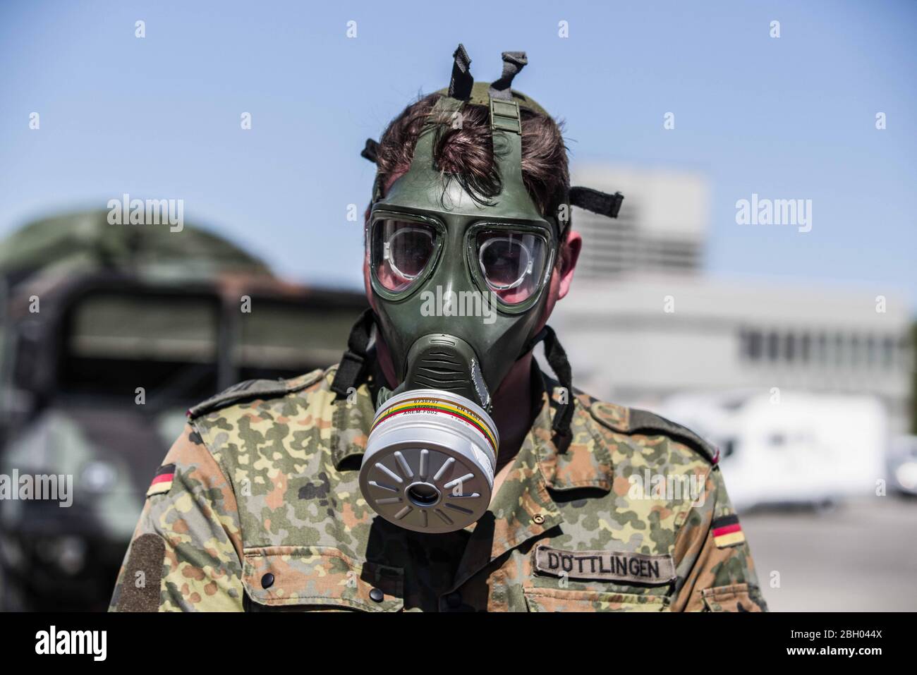 Baviera, Germania. 22 aprile 2020. I soldati tedeschi della Bundeswehr indossano maschere a gas e indumenti protettivi Dupint Tychem C, mescolando i costituenti insieme per fare Oxicide, un disinfettante di superficie utilizzato nella lotta contro Coronavirus. La Germania è attualmente a 148,174 diagnosi positive con 4,961 morti. Credit: Sachelle Babbar/ZUMA Wire/Alamy Live News Foto Stock