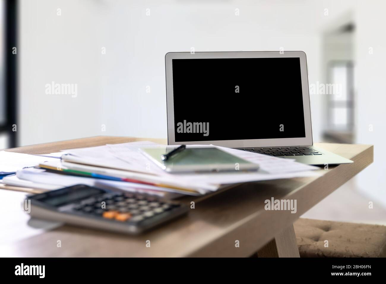 Computer portatile con schermo vuoto sul tavolo. Sfondo dell'area di lavoro nuovo progetto sul computer portatile con la copia in bianco sullo schermo dello spazio per la vostra pubblicità messaggio di testo Foto Stock