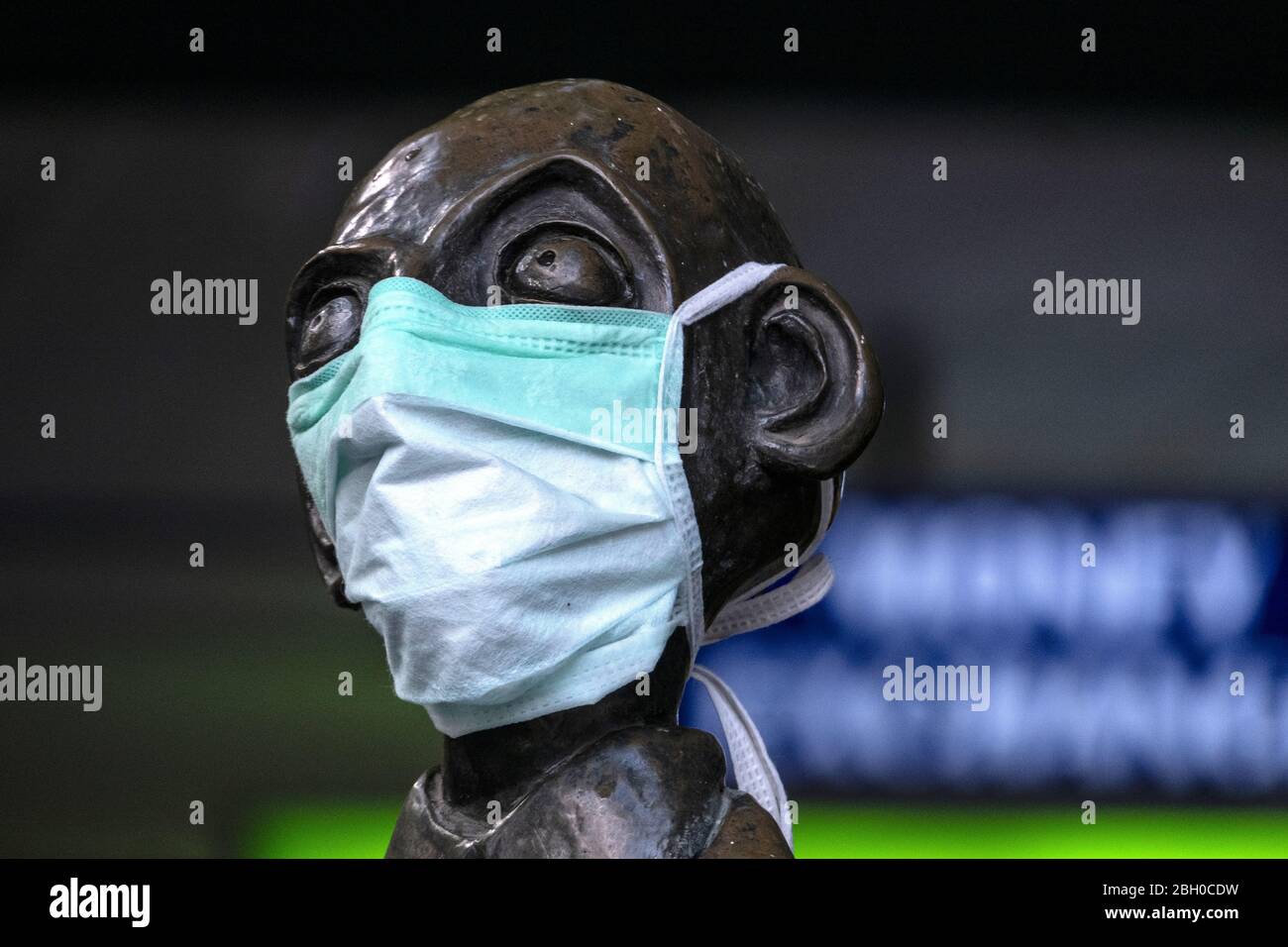 Covid-19, Coronavirus, Pandemic, Melbourne Australia 2020. Una statua nella città di Melbourne con maschera facciale. Foto Stock