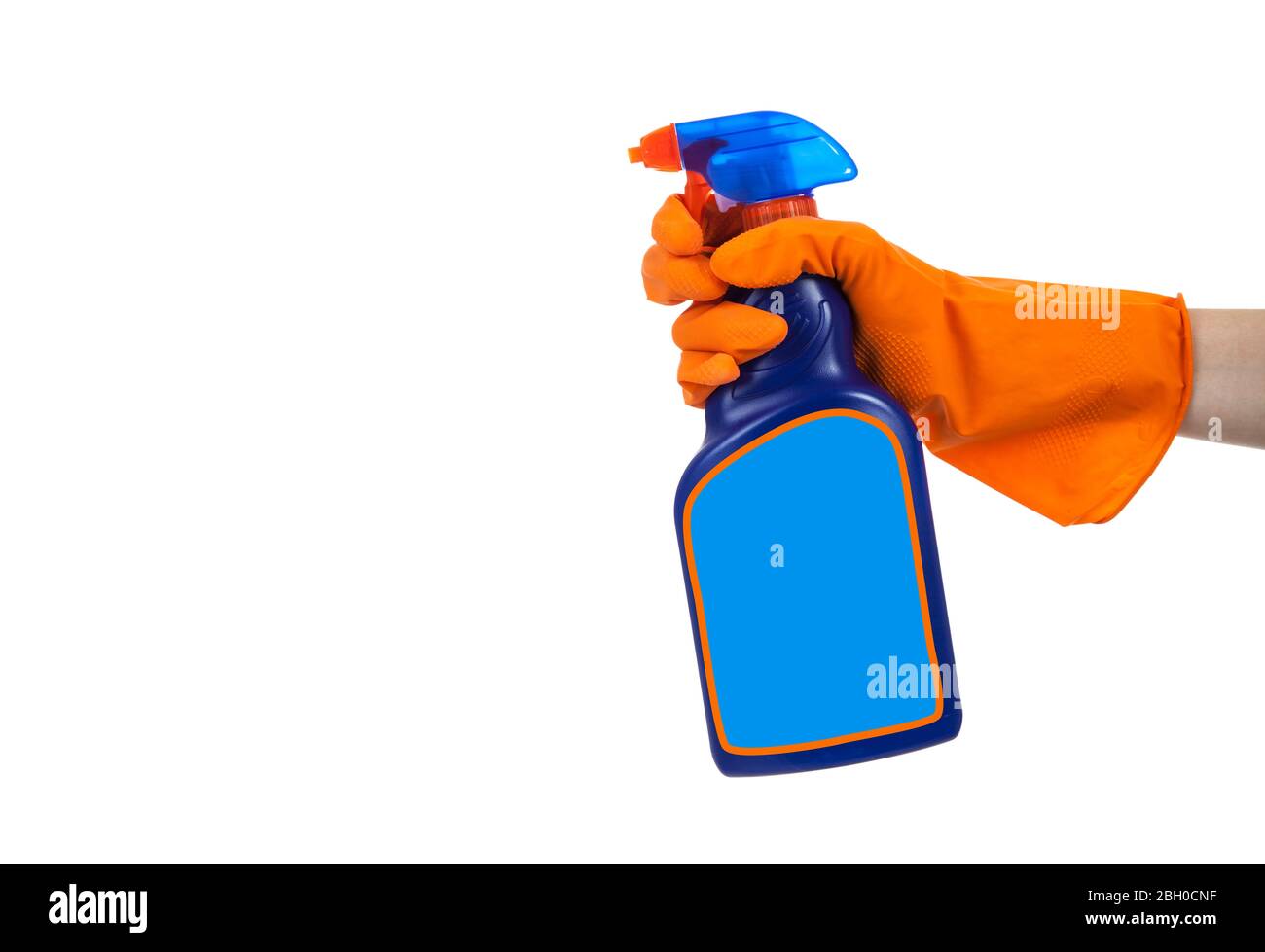 Un guanto per le mani che contiene un flacone spray di pulizia, disinfettante di sostanze chimiche su sfondo bianco Foto Stock