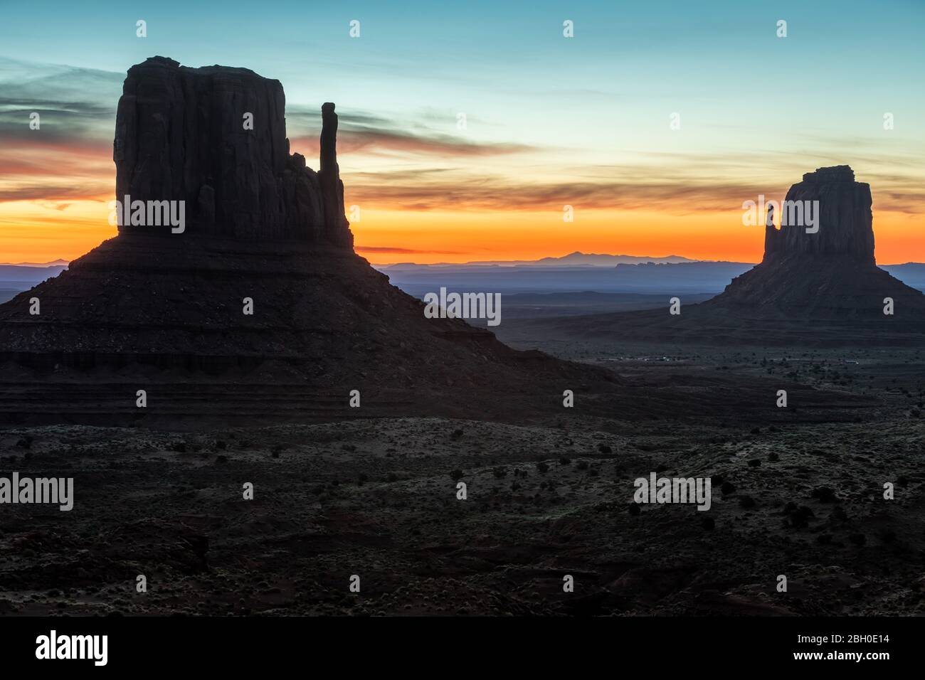 Alba nella Monument Valley, con due formazioni rocciose in primo piano Foto Stock