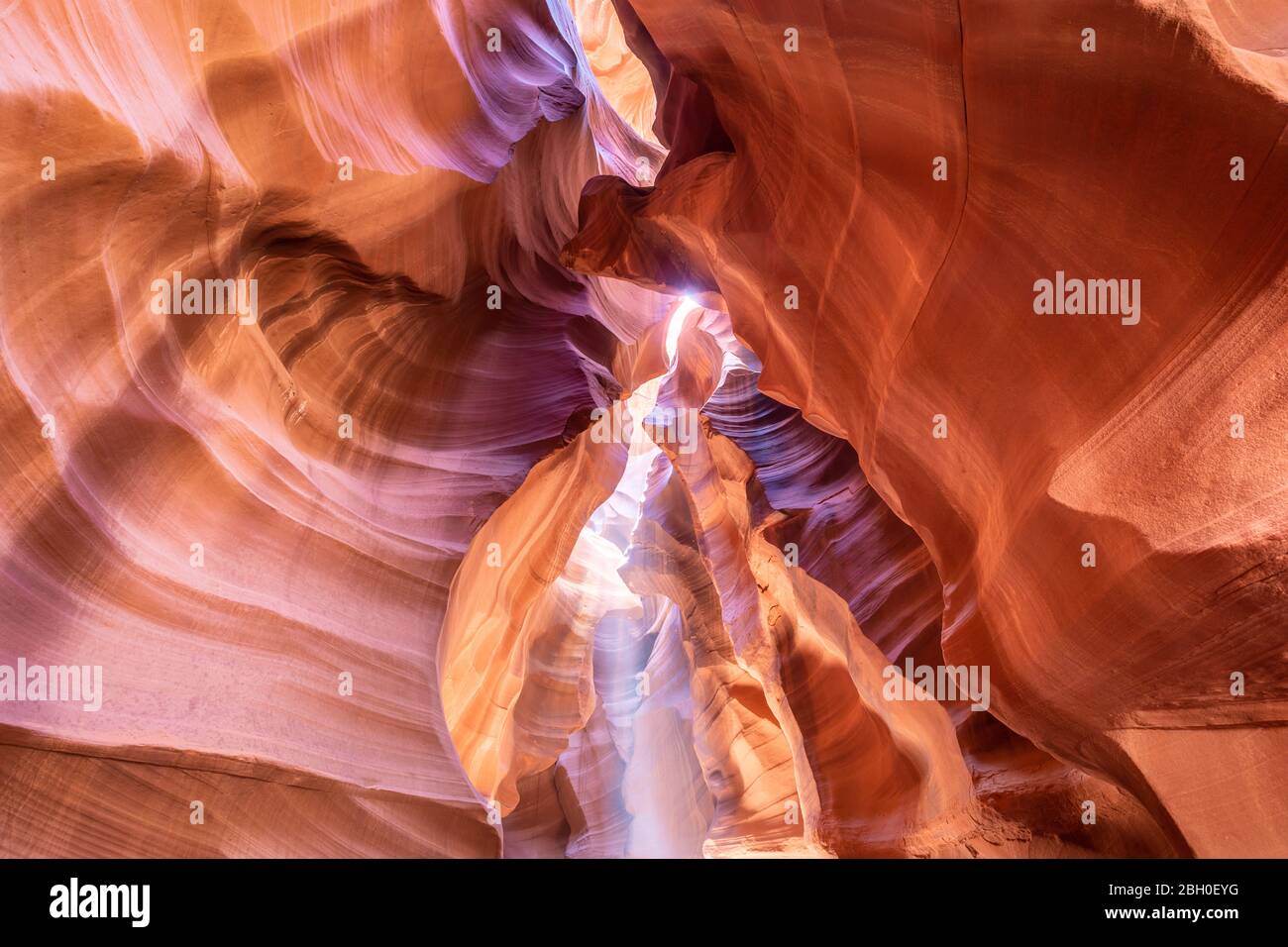 Vista grandangolare della volta dell'Antelope Canyon superiore, con un fascio di luce che si rompe da un'apertura Foto Stock