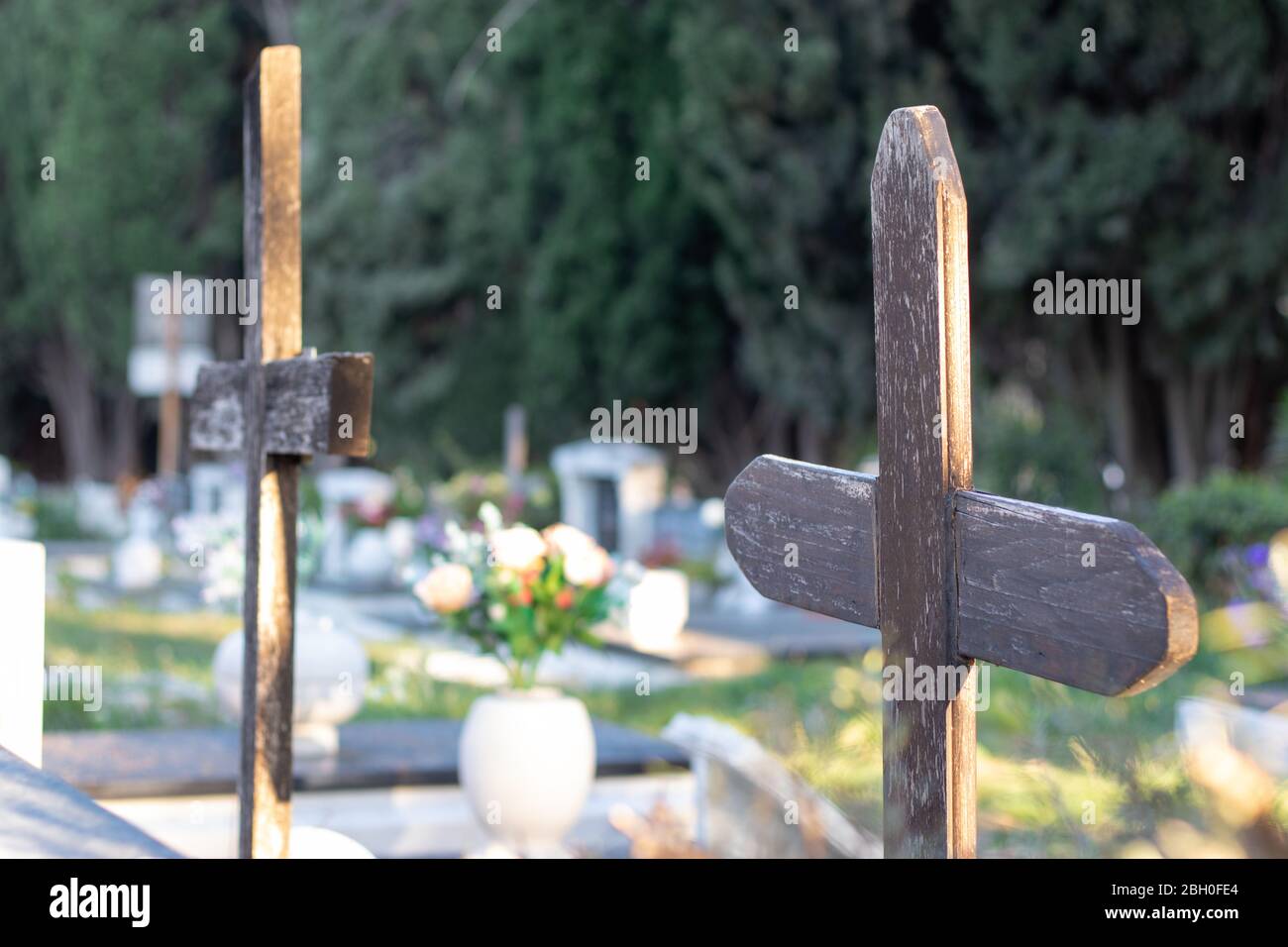 Cartello in legno in un cimitero immagini e fotografie stock ad alta