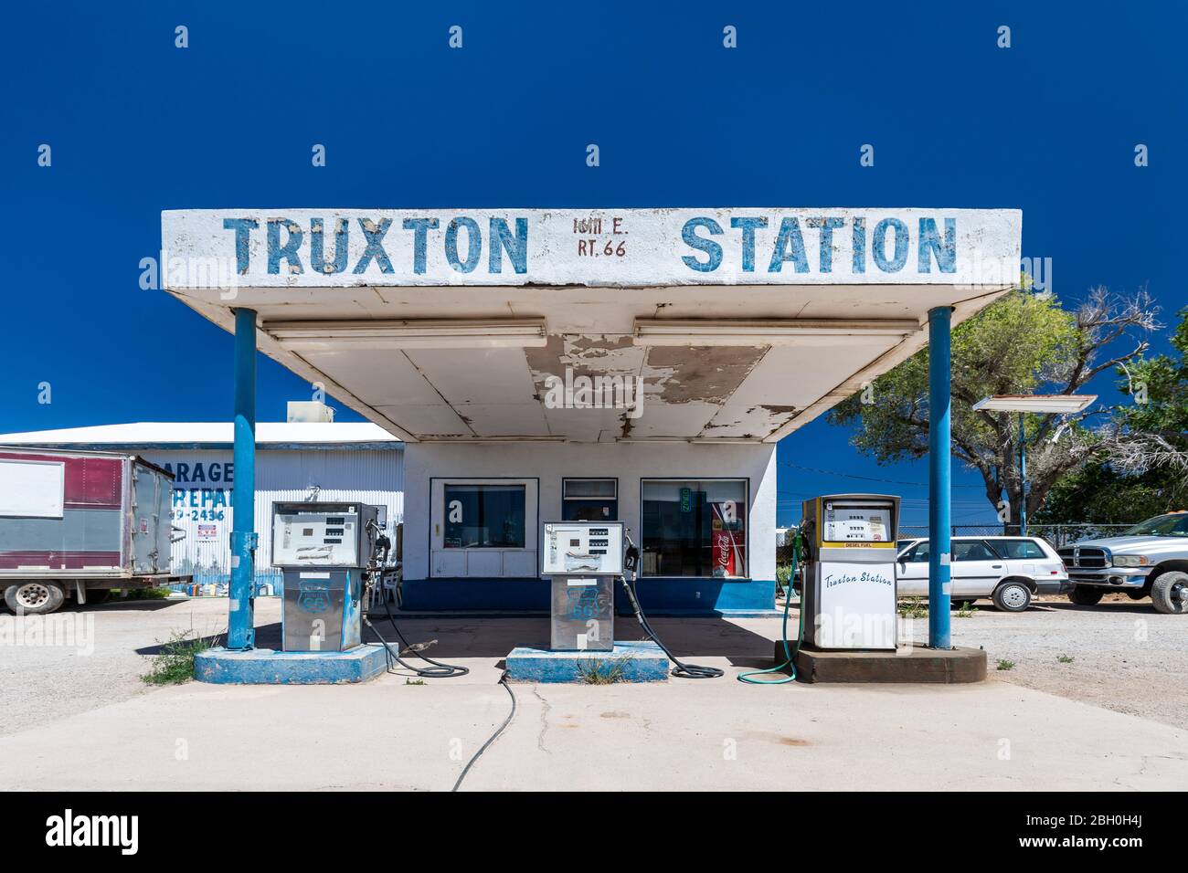 Immagine grandangolare simmetrica di un'iconica stazione di rifornimento vintage a Seligman, Arizona, sotto un cielo blu estivo Foto Stock