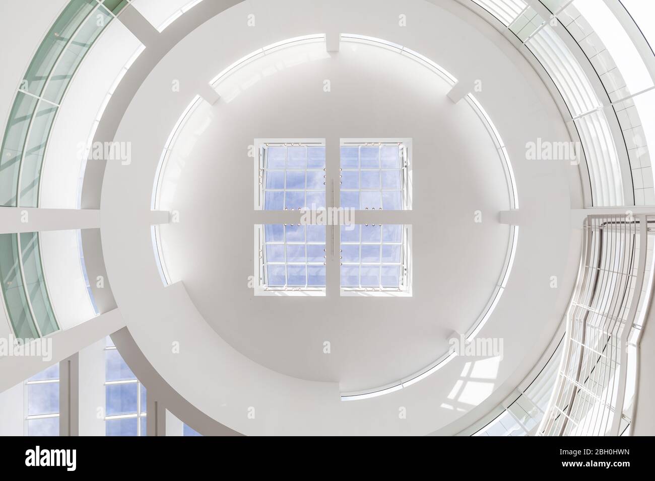 Primo piano geometrico della finestra del lucernario nella Rotunda centrale nel museo del Getty Center Foto Stock