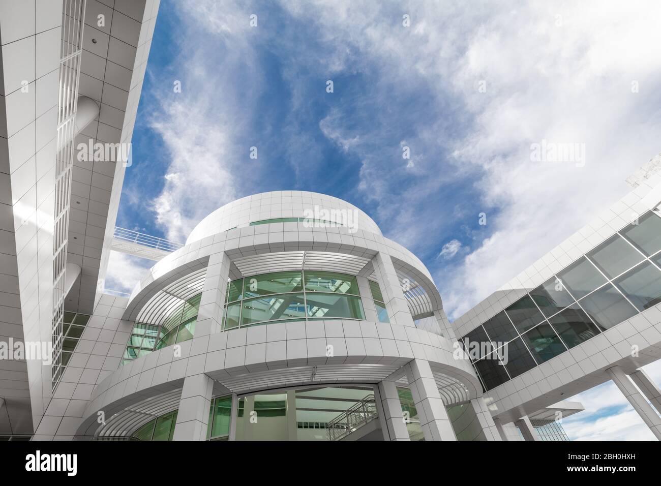 Vista panoramica della Rotunda centrale del Getty Center dall'esterno, sotto un cielo blu con nuvole puffy Foto Stock