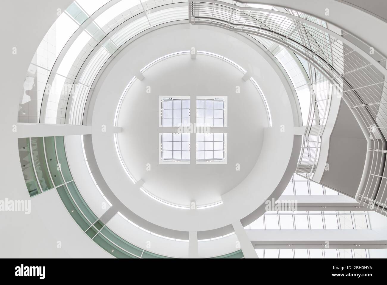 Primo piano geometrico della finestra del lucernario nella Rotunda centrale nel museo del Getty Center Foto Stock