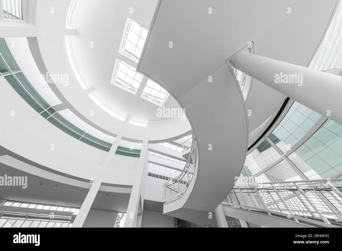 Ampia vista angolare della sala d'ingresso di un museo d'arte moderna, con linee curve e rettilinee contrastanti Foto Stock