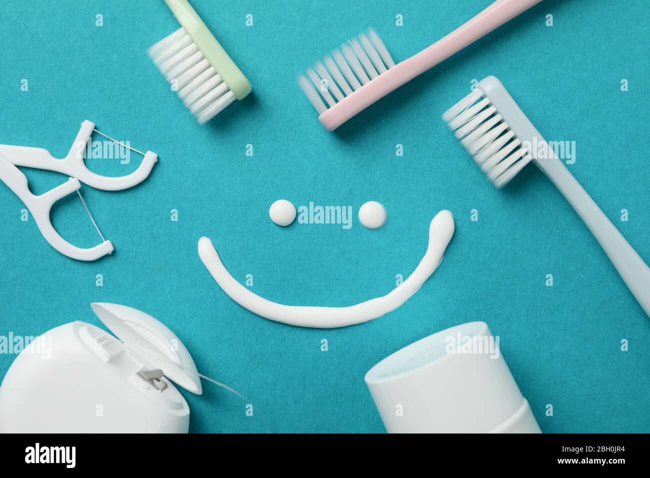 Sorridere e dentale su sfondo turchese, vista dall'alto Foto Stock