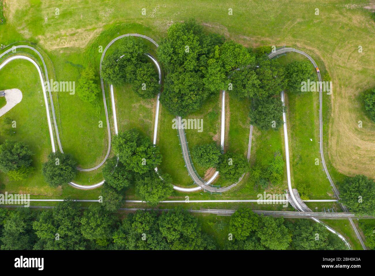 Veduta aerea della pista di bob estiva in bella natura con le montagne verdi a Visegrad, Ungheria, Europa. Foto Stock