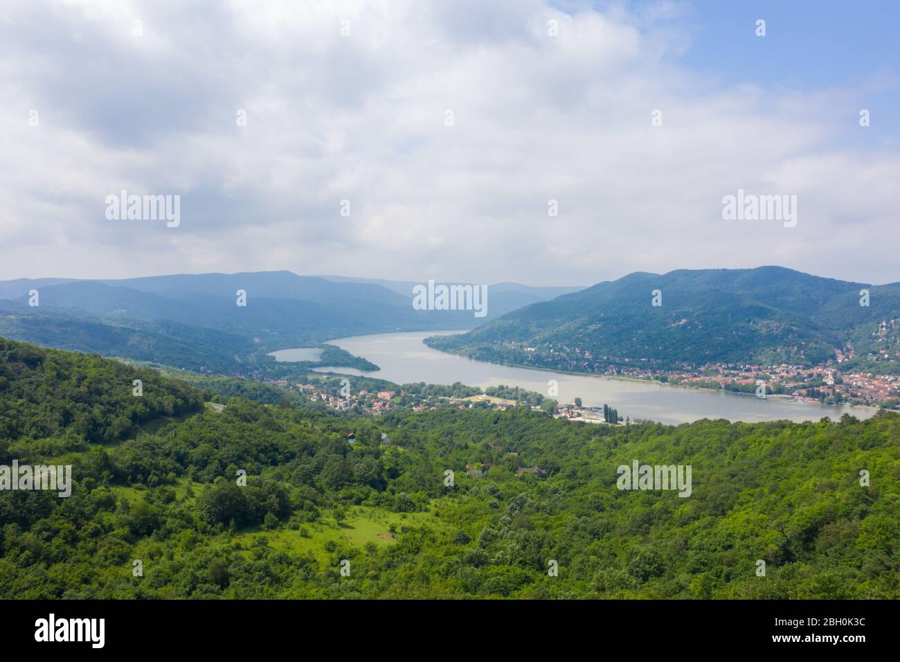 Vista panoramica aerea del Danubio Bend in estate vivace e vivace. Visegrad, Ungheria, Europa. Foto Stock