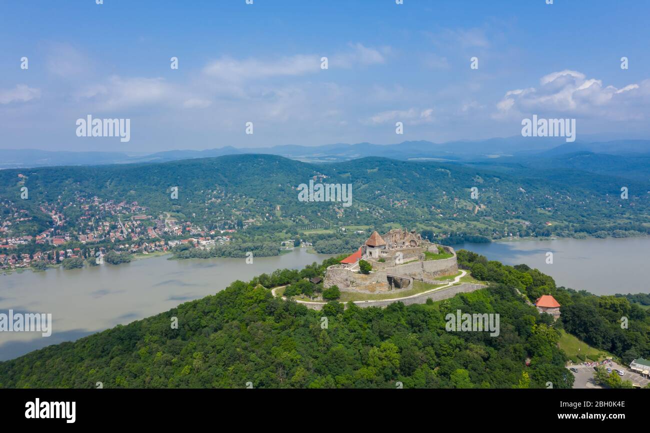 Visegrad High Castle in Danube Bend (Dunakanyar), Hungary antenna 4K luminoso stock foto. Popolare attrazione turistica in Europa. Foto Stock