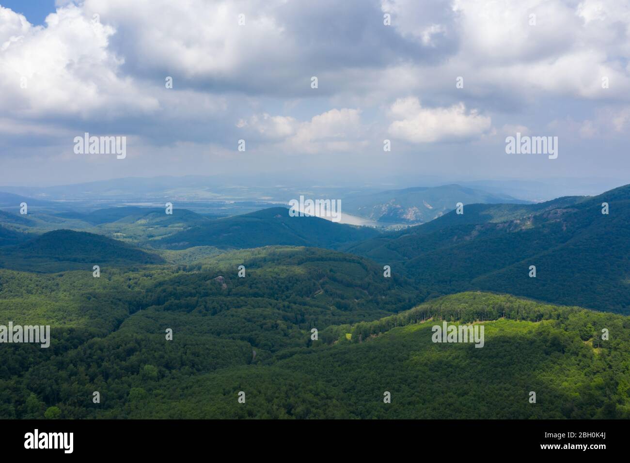 Vista panoramica aerea del Danubio in un'estate vivace e vivace da Dobogoko, Ungheria, Europa. Foto Stock
