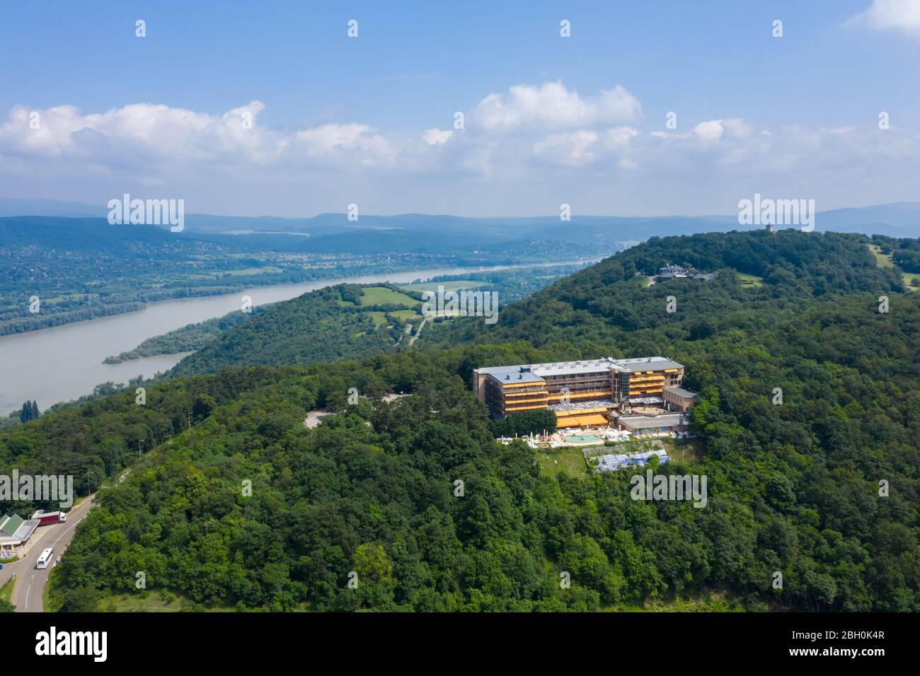 Veduta aerea del Silvanus Hotel a Vsegrad, Ungheria. Montagne verdi e cielo blu. Foto Stock