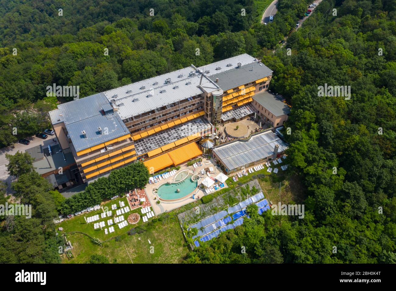 Veduta aerea del Silvanus Hotel a Vsegrad, Ungheria. Montagne verdi e luminose. Foto Stock