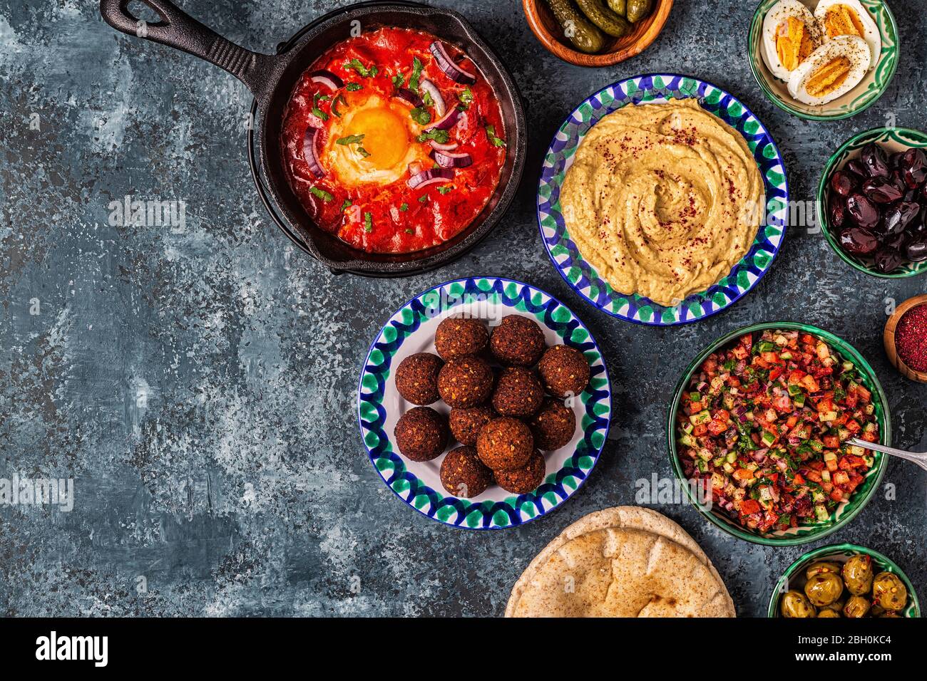 Falafel, hummus, shakshuka, insalata israeliana - piatti tradizionali della cucina israeliana. Vista dall'alto. Foto Stock