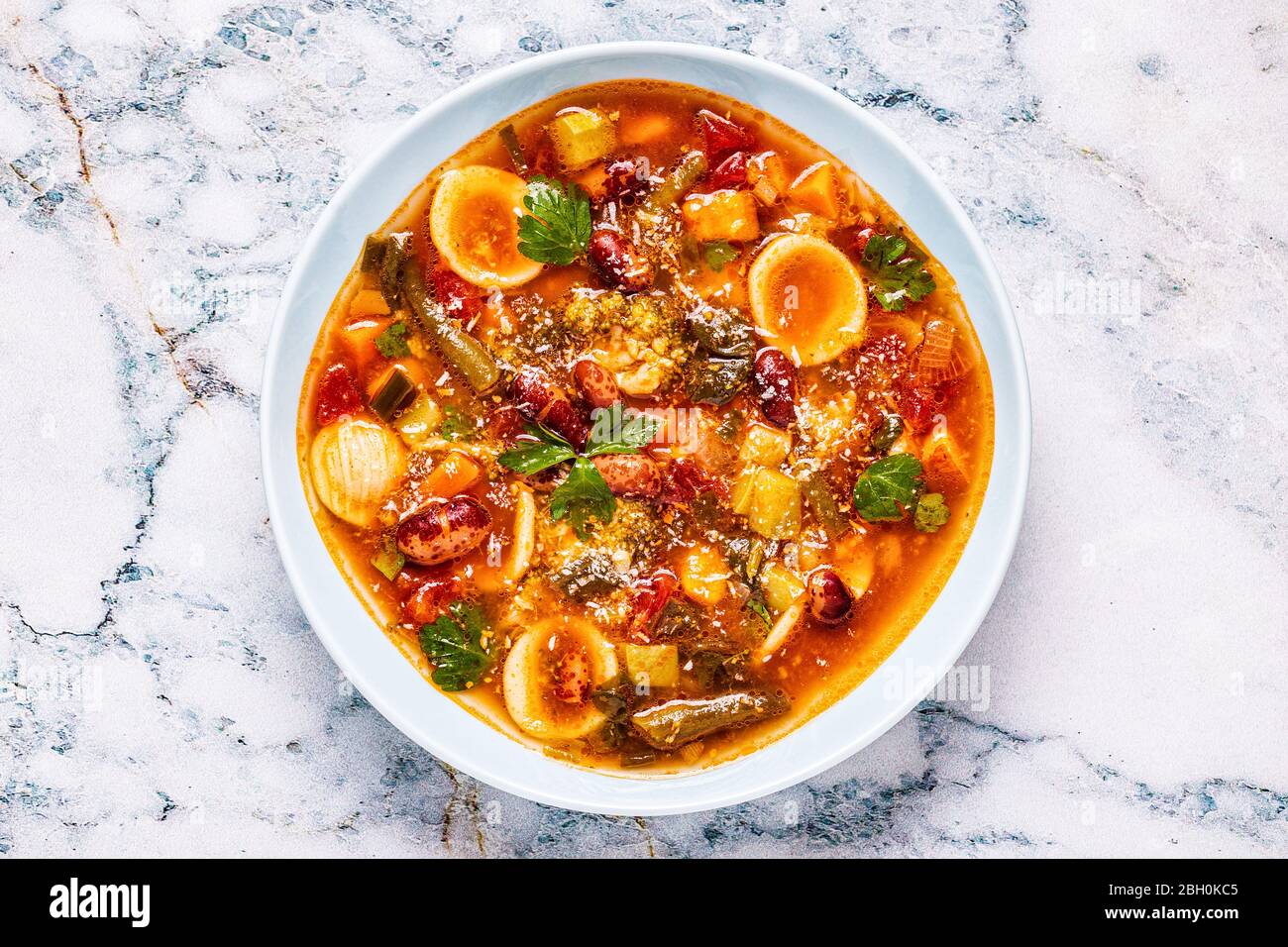 Minestrone, minestra di verdure italiane con pasta e fagioli. Vista dall'alto Foto Stock