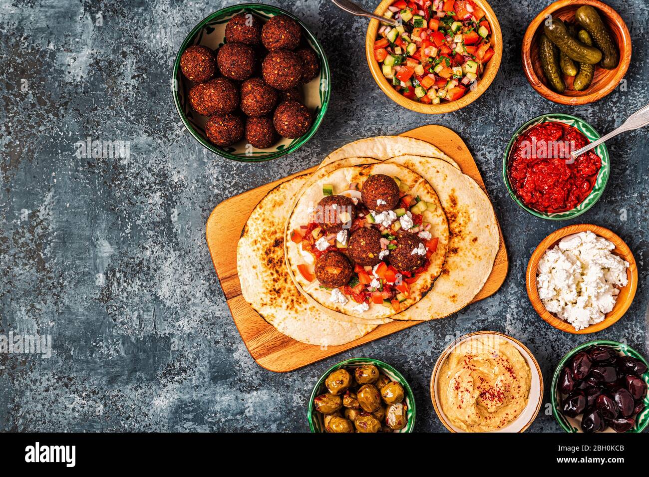 Falafel - piatto tradizionale di cucina israeliana e mediorientale, vista dall'alto. Foto Stock