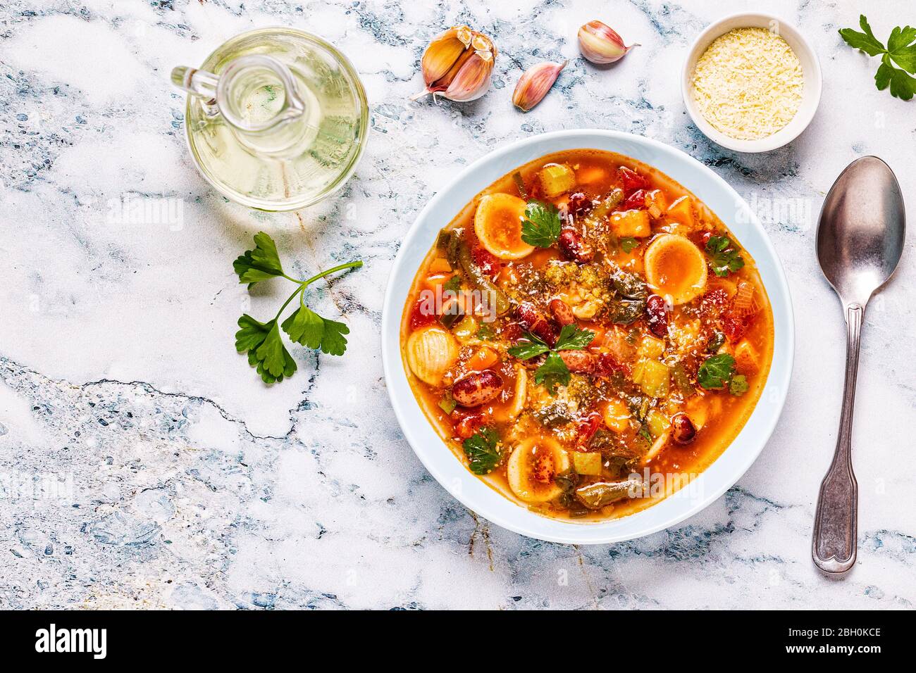 Minestrone, minestra di verdure italiane con pasta e fagioli. Vista dall'alto Foto Stock