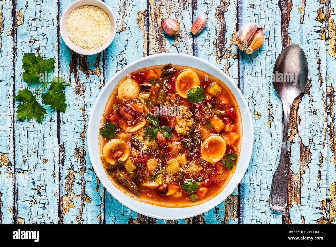 Minestrone, minestra di verdure italiane con pasta e fagioli. Vista dall'alto Foto Stock