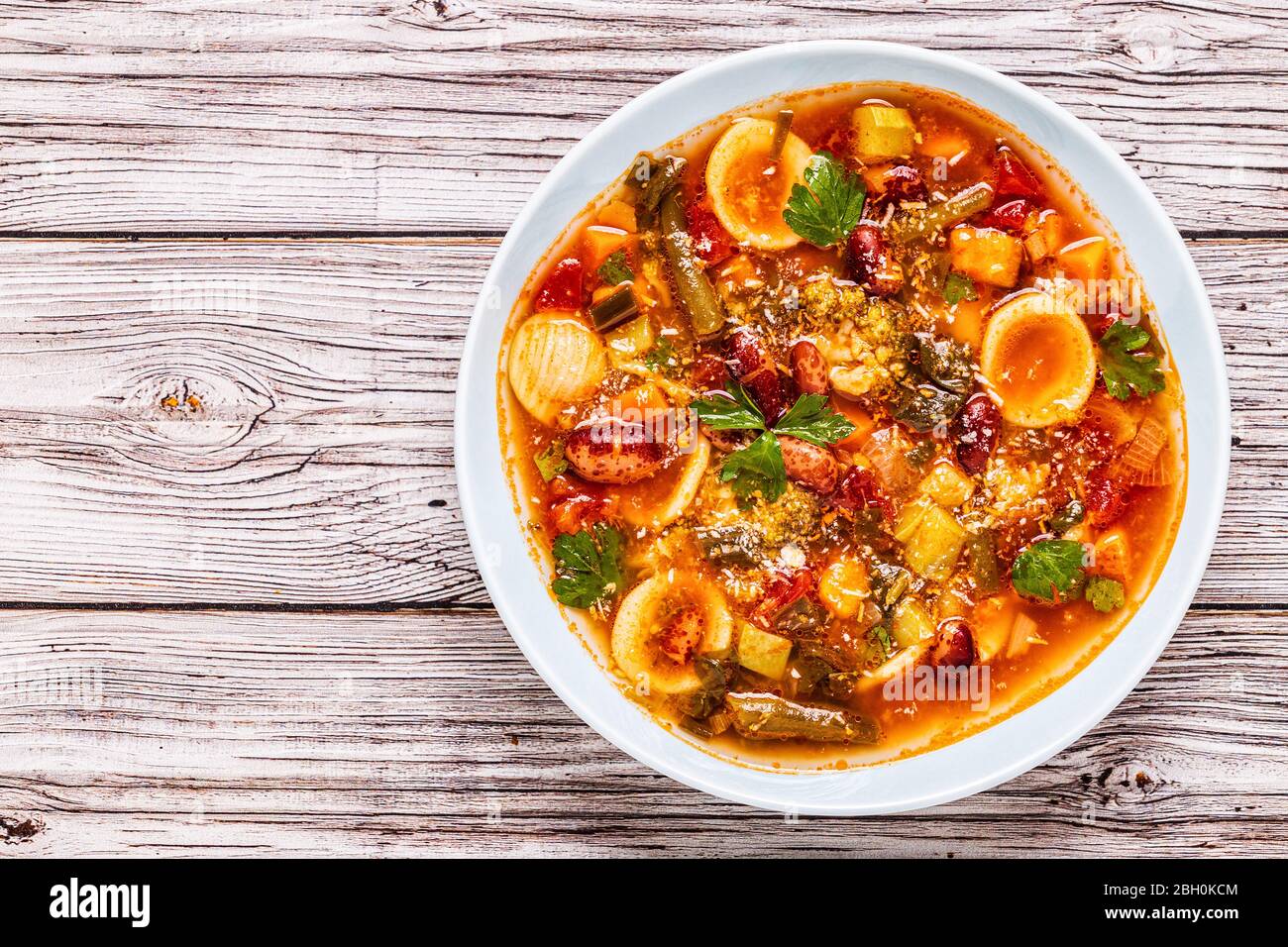 Minestrone, minestra di verdure italiane con pasta e fagioli. Vista dall'alto Foto Stock